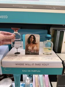 Un espositore per campioni di profumo dotato di soluzioni di sicurezza che proteggono ogni campione, valorizzando al contempo il marchio di bellezza e consentendo ai clienti di interagire con i profumi