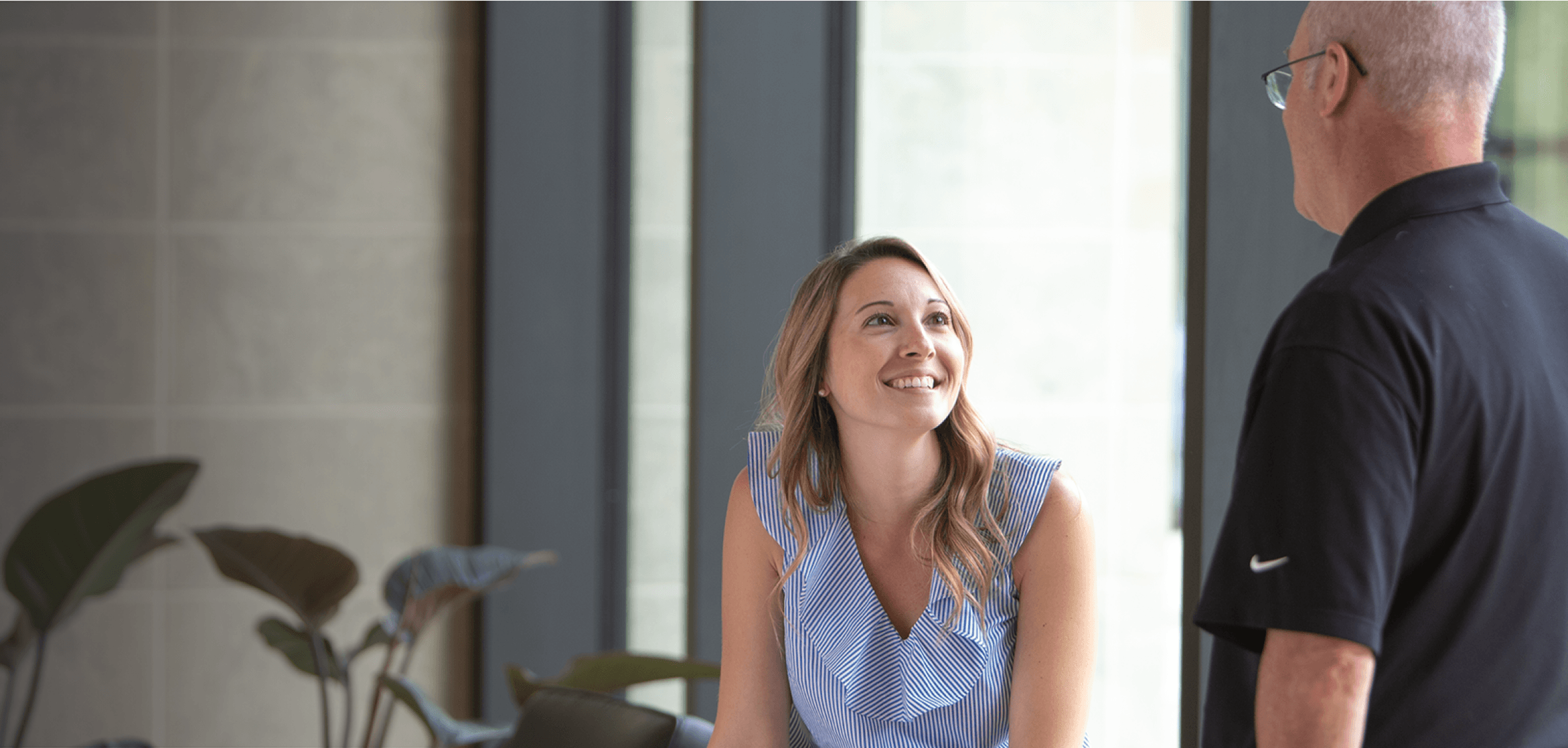 Dipendenti maschi e femmine sorridenti presso InVue