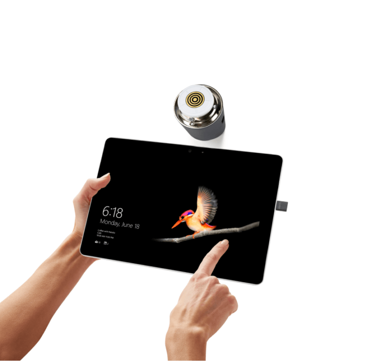 CT101 alto con le mani che reggono il tablet