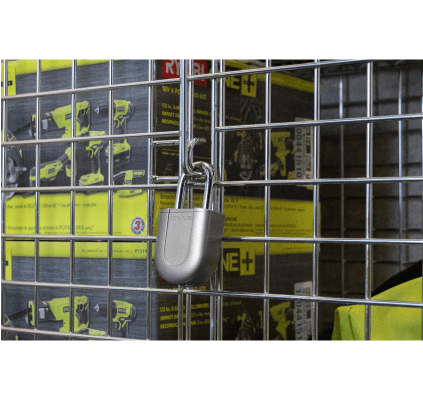 InVue che fissa una gabbia con prodotti hardware