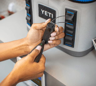 OneKEY un ancoraggio per lucchetto a cavo fissato a un frigorifero portatile Yeti