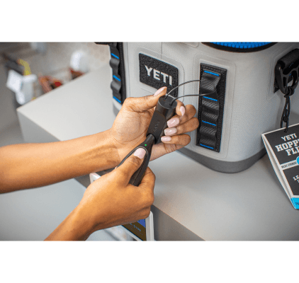 OneKEY un ancoraggio per lucchetto a cavo fissato a un frigorifero portatile Yeti