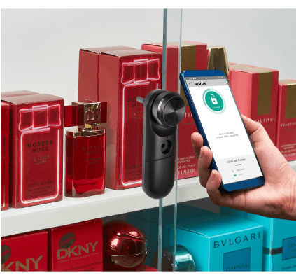 Smart Lock sbloccato da un telefono su una custodia per profumi con ante in vetro