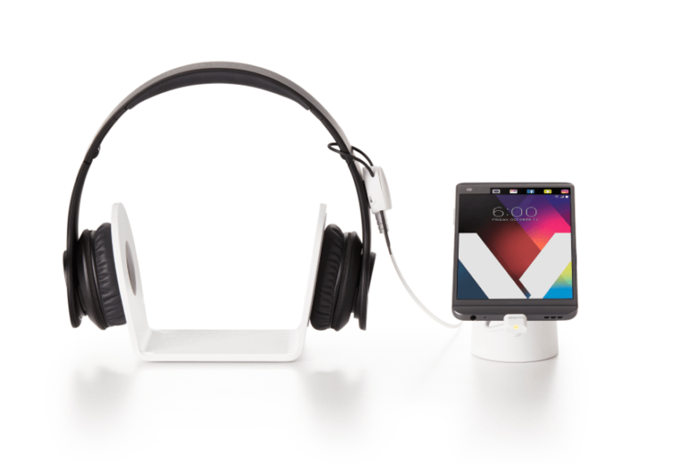 Cuffie e tablet su espositori di sicurezza bianchi