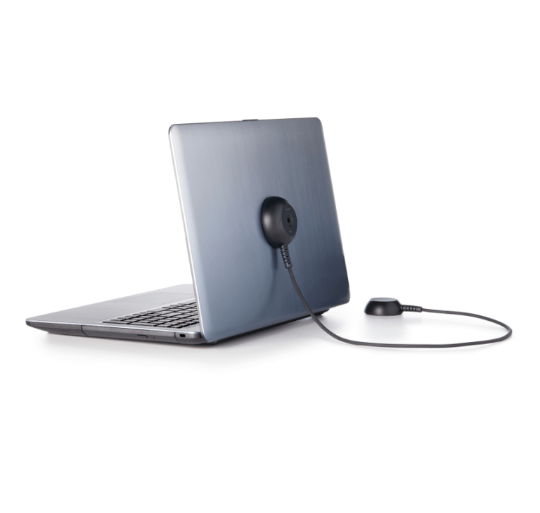 Laptop AOP nero Laptop AOP il bancone collegato a un laptop aperto rivolto verso sinistra