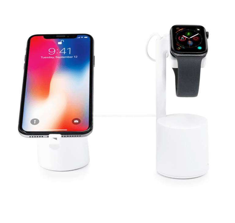 Smartphone e smartwatch su display di sicurezza bianchi separati