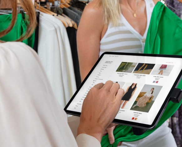 NE150 Supporto POS NE150 tenuto da una donna