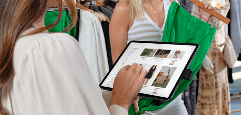 Due donne guardano i capi di abbigliamento sul supporto NE150