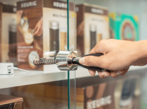 OneKEY InVue OneKEY per porte in vetro, progettata per soluzioni di sicurezza avanzate