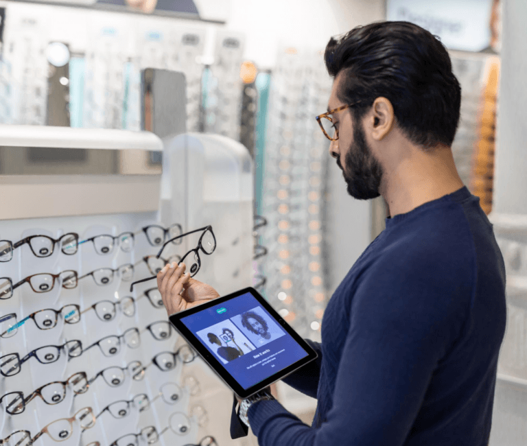 Uomo con occhiali e CT101