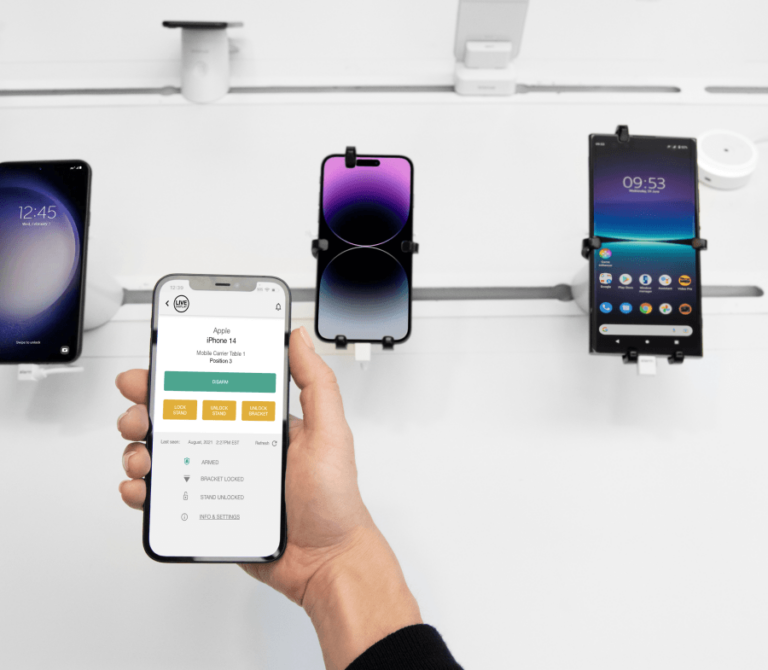 Telefoni allineati in esposizione con OnePOD