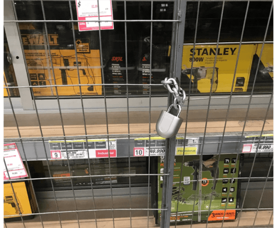 InVue che chiude un armadietto con prodotti Dewalt