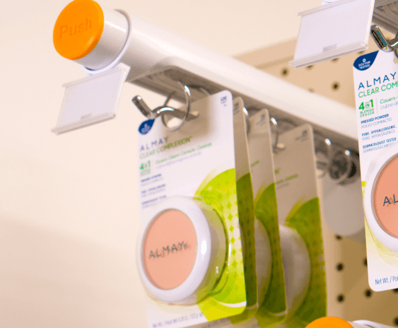 T1000 espone i cosmetici Almay