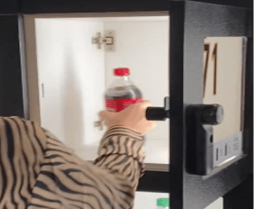 Apertura manuale di un armadietto con prodotti in concessione