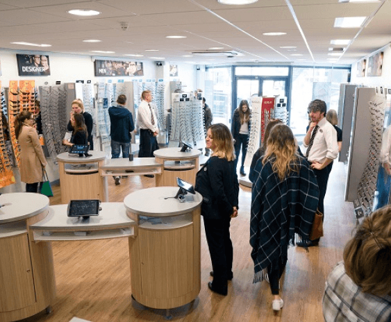 Persone in un negozio al dettaglio con CT101 sui tavoli