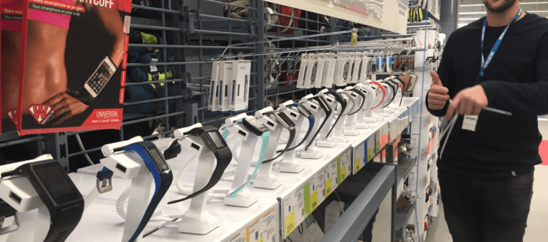 Orologi intelligenti esposti in un negozio di articoli sportivi