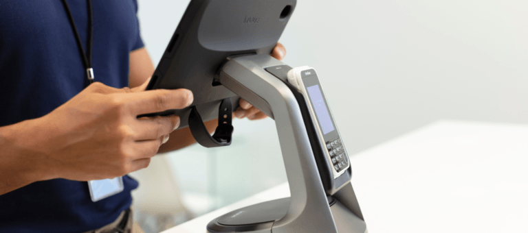 Mano che utilizza un supporto per tablet