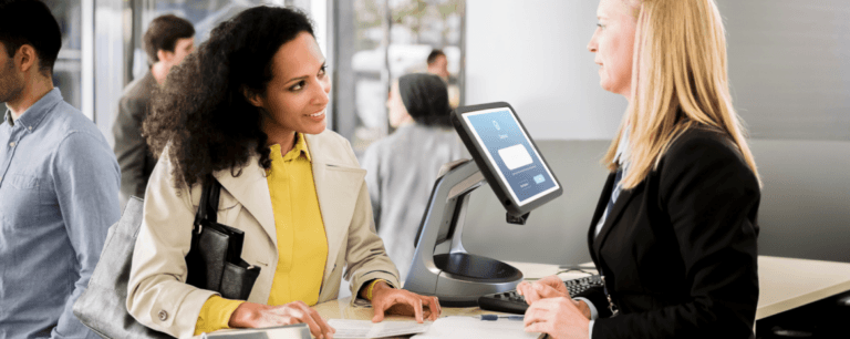 Due donne che parlano accanto a un supporto sicuro per tablet