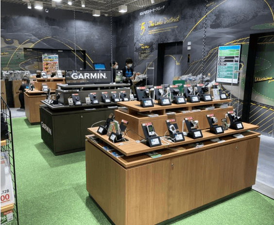 Articoli sportivi esposti in un negozio al dettaglio