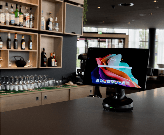 Supporto per tablet davanti al bancone del bar
