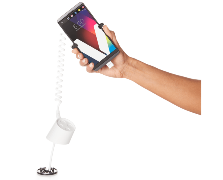 Smartphone collegato a un dispositivo di sicurezza tenuto in mano