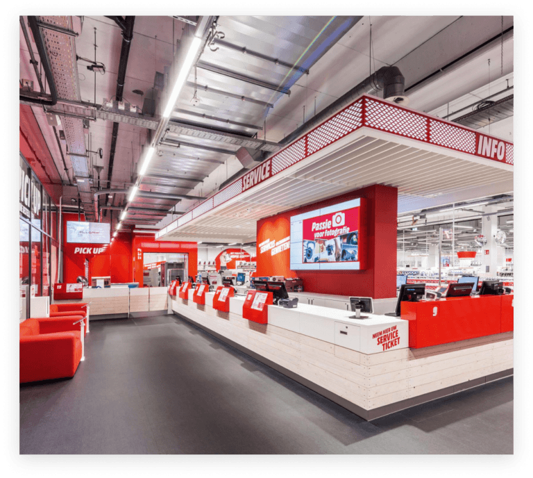 Espositori di prodotti rossi e bianchi in un negozio MediaMarkt