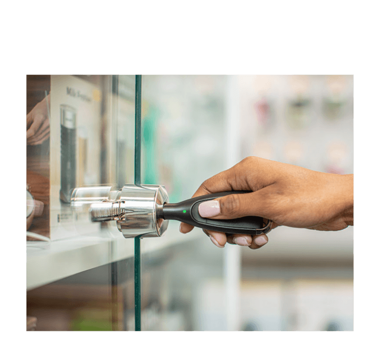 Serratura di sicurezza sulle porte in vetro sbloccata da OneKEY