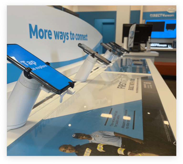 Telefono in esposizione con un OnePOD un negozio AT&T