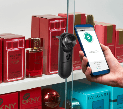 Smart Lock sbloccato da un telefono su una custodia per profumi con ante in vetro