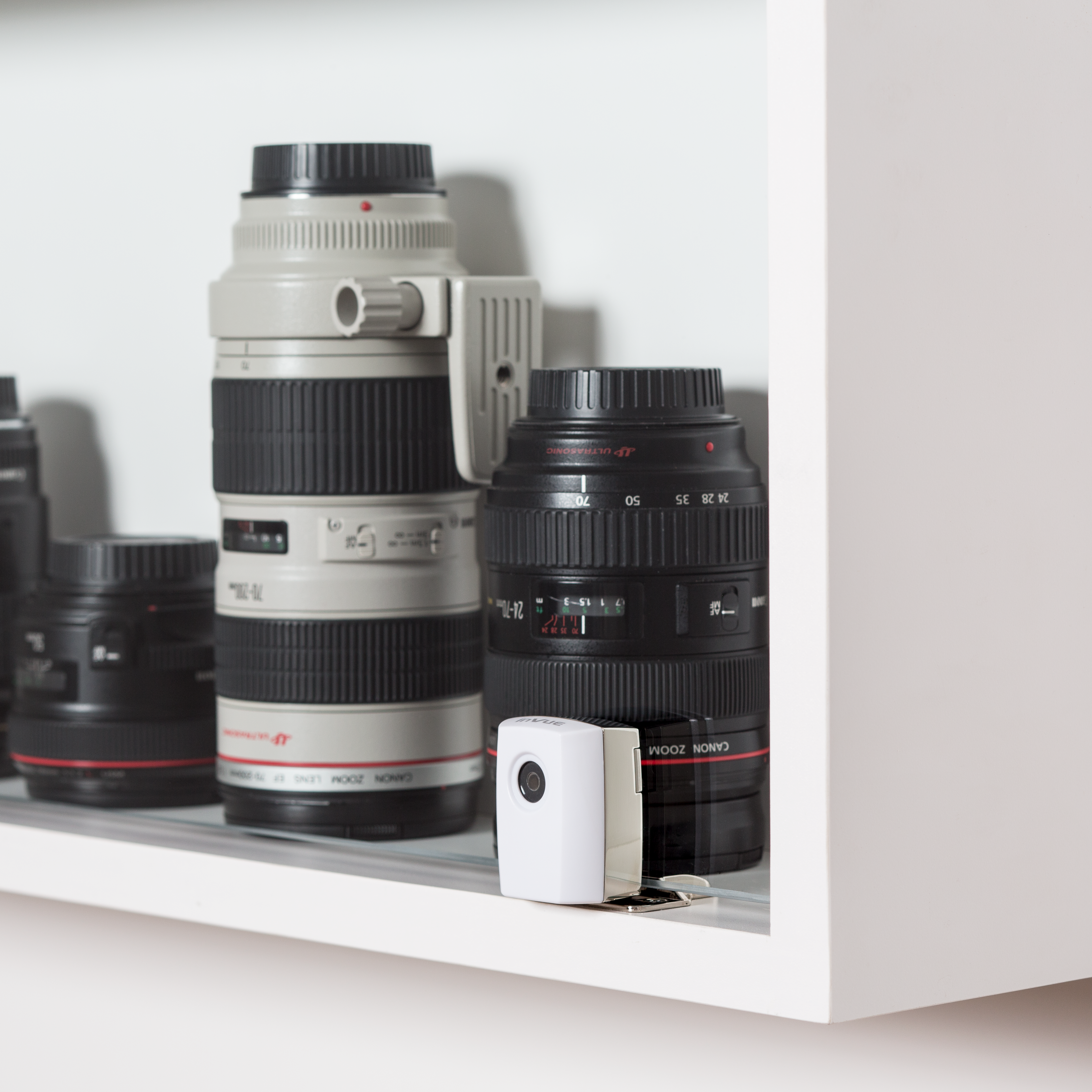 Serratura a pistone InVue in bianco, progettata per soluzioni di sicurezza avanzate