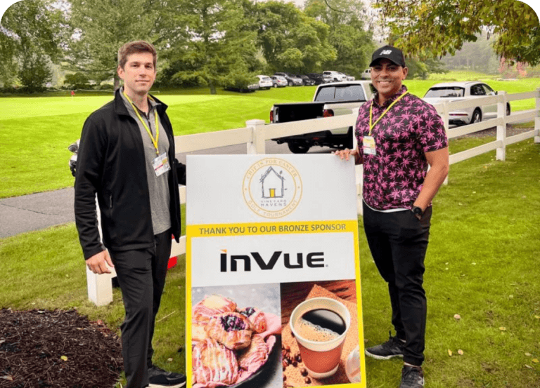 Due InVue maschi InVue in piedi con un cartello