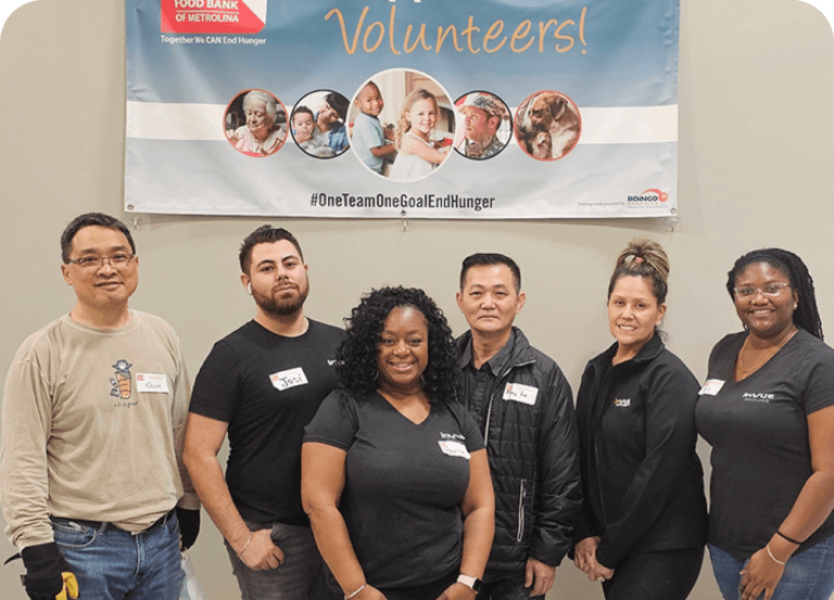 Gruppo di dipendenti che prestano servizio di volontariato presso InVue