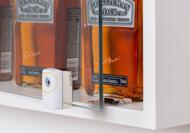 Serratura a pistone InVue in bianco, progettata per soluzioni di sicurezza avanzate - Sbloccata