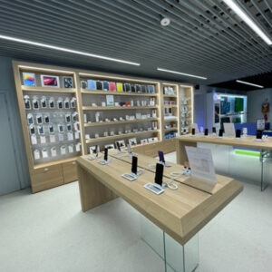 Negozio di arredamento Trony con prodotti in esposizione