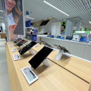 Negozio di arredamento Trony con tablet protetto ed esposto