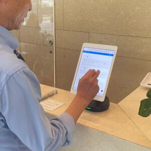 Compressa bianca su supporto nero per compresse