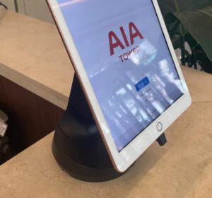 Tablet bianco su supporto nero nella AIA Tower