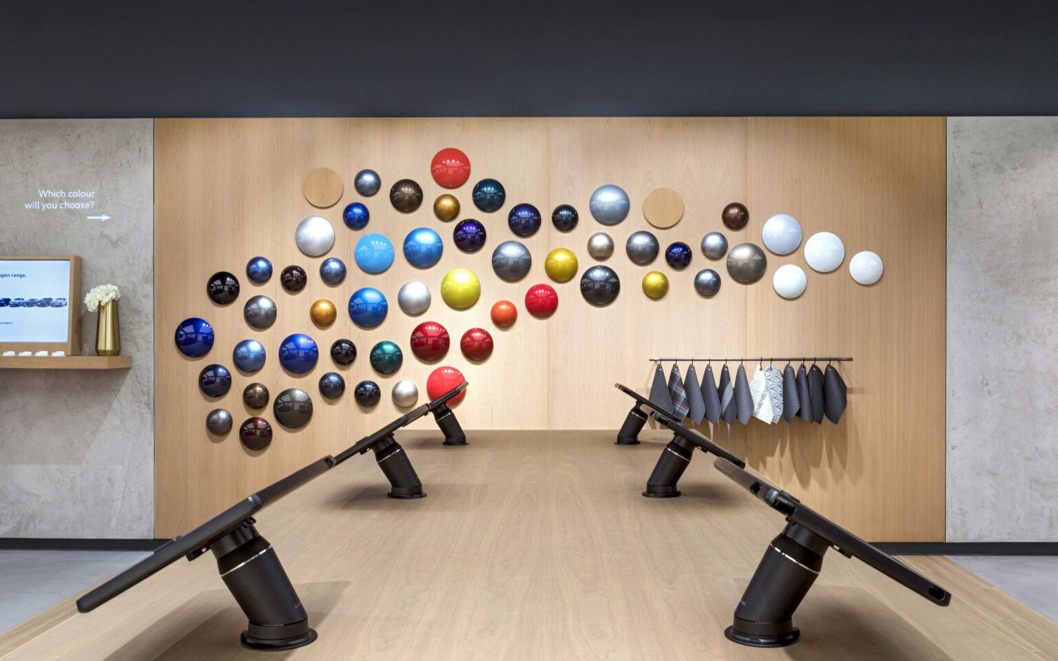 Volkswagen con la soluzione espositiva con supporto CT101