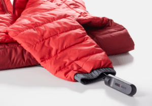 Lucchetto con cavo su giacca rossa