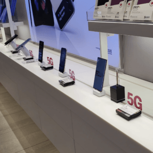 Smartwatch in espositori di sicurezza