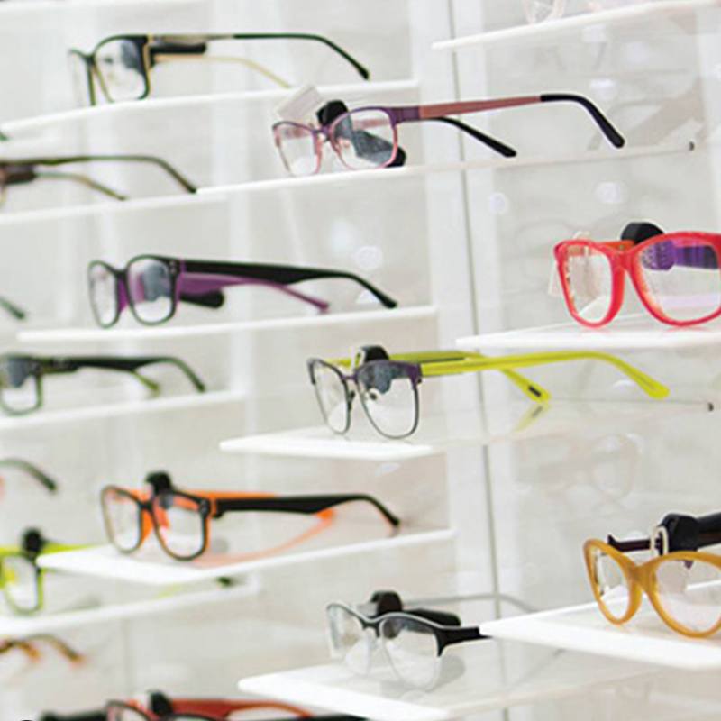 Occhiali in un negozio di ottica
