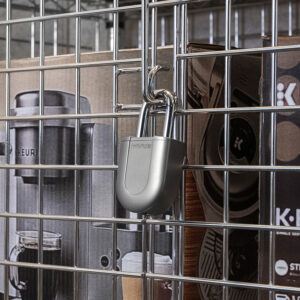 InVue che fissa una gabbia contenente prodotti Keurig