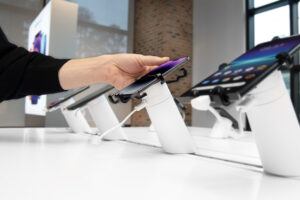 OnePOD con telefoni e una mano