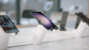 OnePOD con telefoni in esposizione