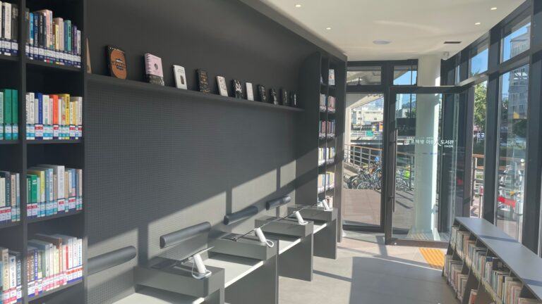 Installazione di One65 la biblioteca Waterfall Arumin in Corea