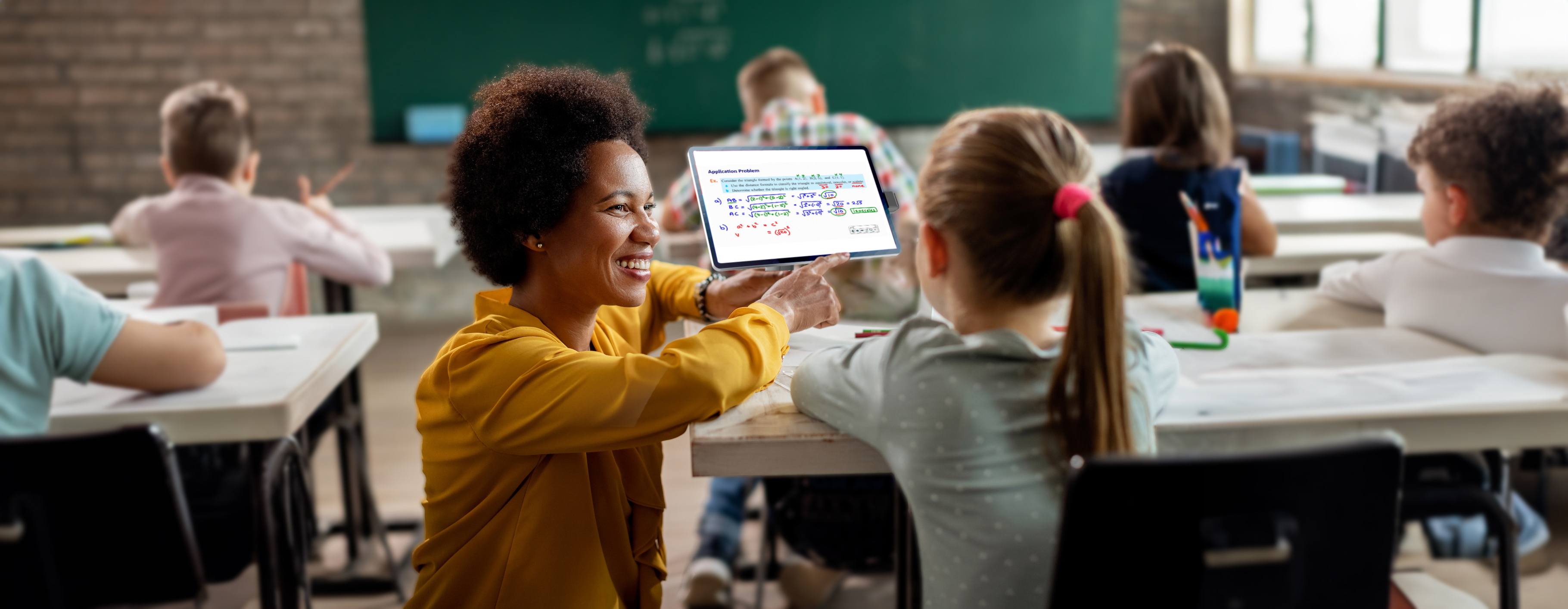 Insegnante con studente accanto a un supporto NE150