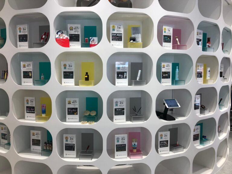 Cosmetici esposti in modo sicuro grazie alle serrature intelligenti CT150