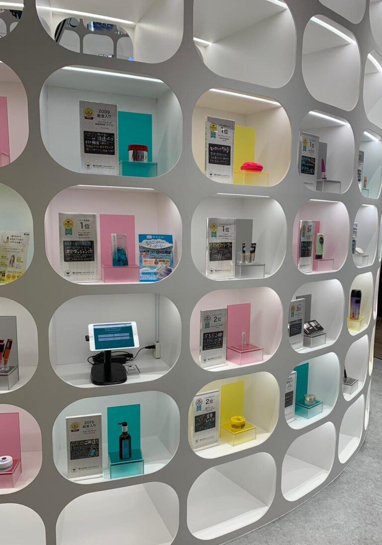 Cosmetici esposti su una parete sicura