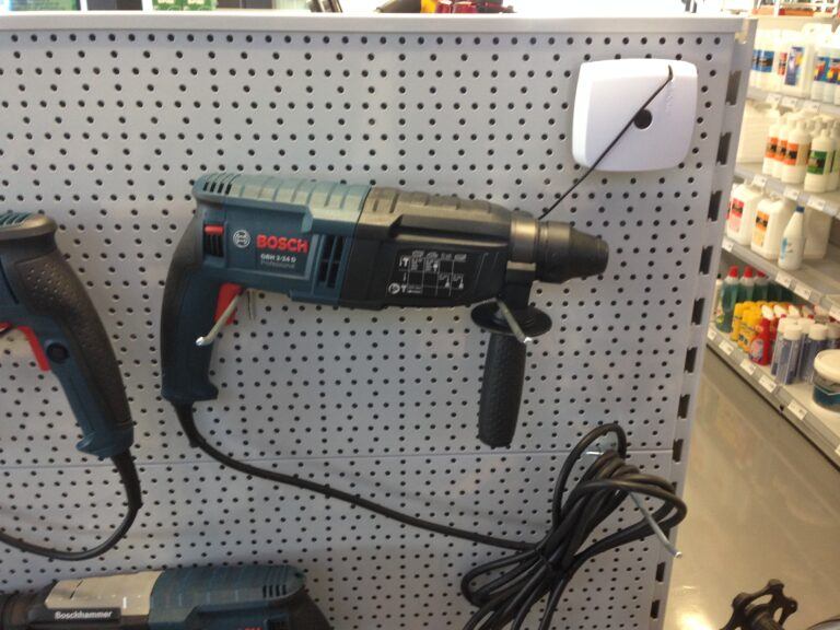 Pistola sparachiodi fissata da InVue