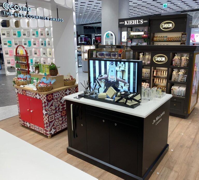 I prodotti Kiehl's esposti in modo sicuro grazie alle serrature L430